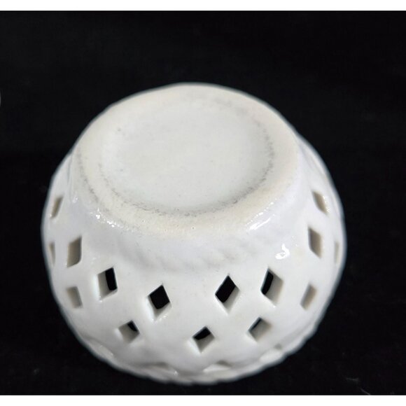 Beautiful porcelain roses trinket box cachet pot 3" - Picture 5 of 7